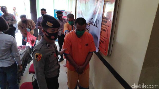 4 Pria di Sulsel yakni DA (12), Arif, Wahyu, dan Yusuf memperkosa seorang wanita secara bergiliran hingga tidak berdaya (Bakri-detikcom).