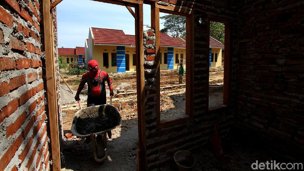 Aksi Spiderman Bangun Rumah Bersubsidi di Sukoharjo Aksi Spiderman Bangun Rumah Bersubsidi di Sukoharjo
