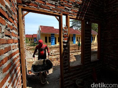 Aksi Spiderman Bangun Rumah Bersubsidi di Sukoharjo