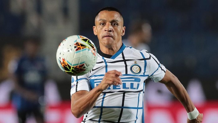 BERGAMO, ITALY - AUGUST 01:  Alexis Sanchez of FC Internazionale in action during the Serie A match between Atalanta BC and FC Internazionale at Gewiss Stadium on August 1, 2020 in Bergamo, Italy.  (Photo by Emilio Andreoli/Getty Images)