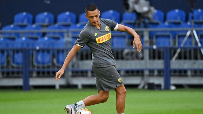 GELSENKIRCHEN, GERMANY - AUGUST 04: Alexis Sanchez of Inter Milan controls the ball during a training session at Arena AufSchalke on August 04, 2020 in Gelsenkirchen, Germany. FC Internazionale will face Getafe CF during their UEFA Europa League round of 16 single-leg match on August 5, 2020. (Photo by Ina Fassbender/Pool via Getty Images)