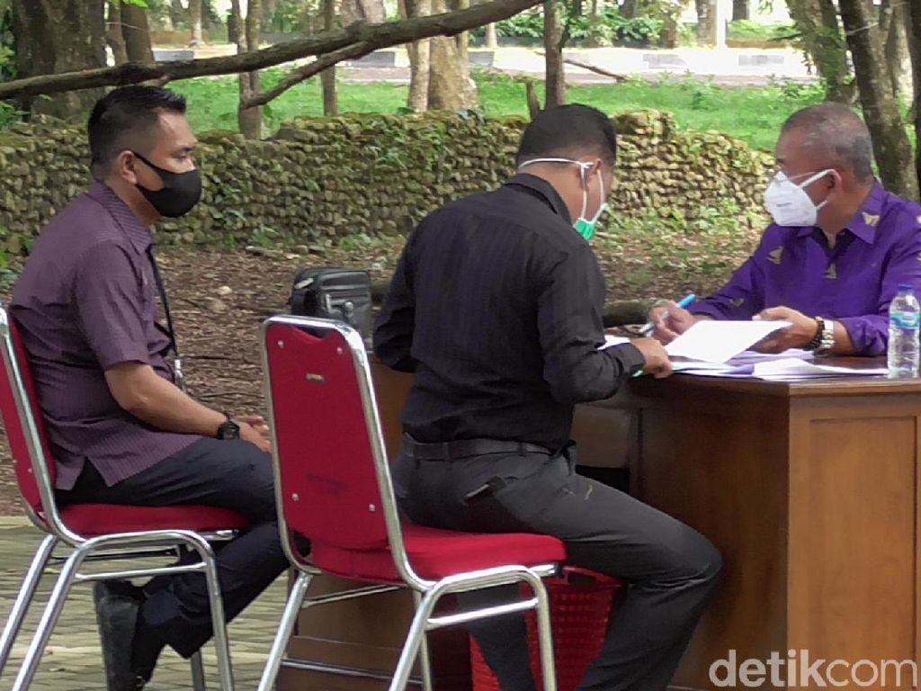 Uniknya Bupati Polman Ngantor di Alam Terbuka saat Pandemi Corona Uniknya Bupati Polman Ngantor di Alam Terbuka saat Pandemi Corona