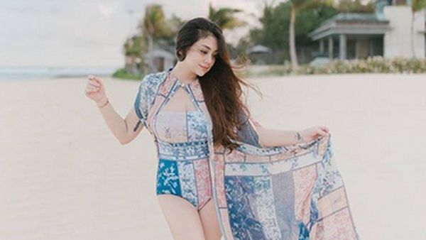 Pose Pakai Swimsuit, Celine Evangelista Bikin Iri