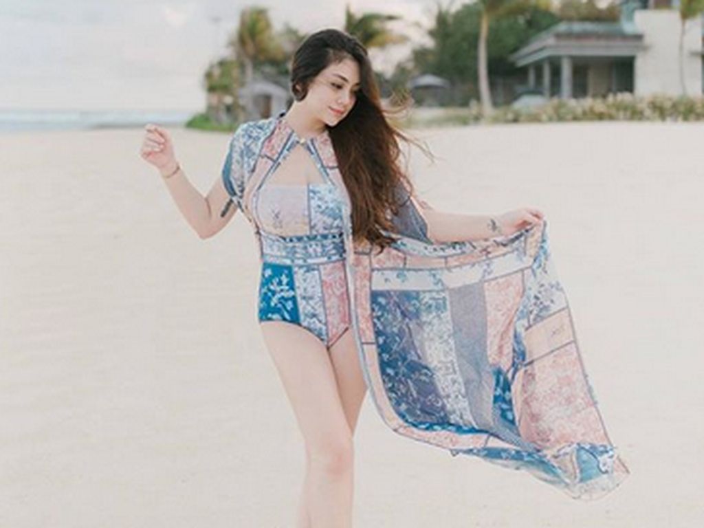 Pose Pakai Swimsuit, Celine Evangelista Bikin Iri Pose Pakai Swimsuit, Celine Evangelista Bikin Iri