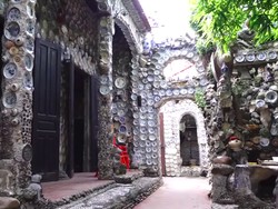 Cerita Pria Vietnam Hiasi Rumahnya dengan 10 Ribu Porselen