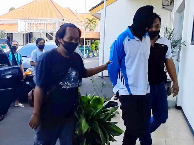 Dukun Cabul Masukkan Telur ke Kemaluan Pasien Ditangkap Dukun Cabul Masukkan Telur ke Kemaluan Pasien Ditangkap