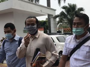 Dwi Sasono Dilimpahkan ke Kejari Jaksel Dwi Sasono Dilimpahkan ke Kejari Jaksel