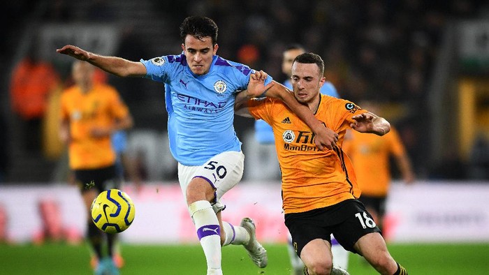 WOLVERHAMPTON, ENGLAND - DECEMBER 27: Eric Garcia of Manchester City and Diogo Jota of Wolverhampton Wanderers jostle for the ball during the Premier League match between Wolverhampton Wanderers and Manchester City at Molineux on December 27, 2019 in Wolverhampton, United Kingdom. (Photo by Clive Mason/Getty Images)