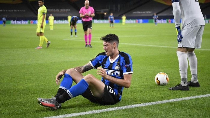 Inter Milans Italian defender Alessandro Bastoni (L) reacts during the UEFA Europa League round of 16 football match Inter Milan v Getafe on August 5, 2020 in Gelsenkirchen, western Germany. (Photo by Ina Fassbender / various sources / AFP)
