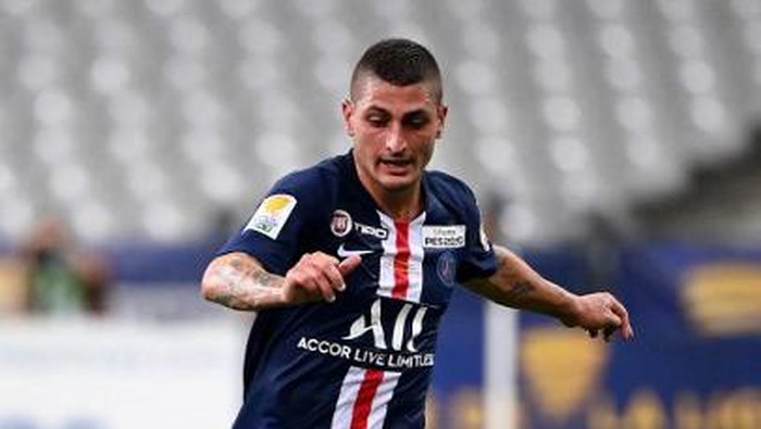 Paris Saint-Germains Italian midfielder Marco Verratti plays the ball during the French League Cup final football match between Paris Saint-Germain vs Olympique Lyonnais at the Stade de France in Saint-Denis on July 31, 2020. (Photo by FRANCK FIFE / AFP)