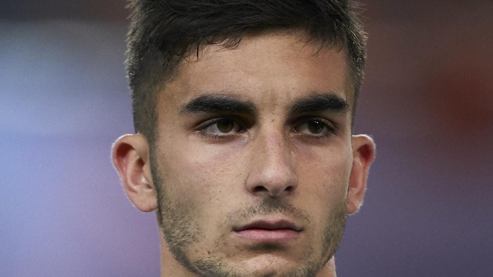 VALENCIA, SPAIN - NOVEMBER 27: Ferran Torres of Valencia looks on prior to the UEFA Champions League group H match between Valencia CF and Chelsea FC at Estadio Mestalla on November 27, 2019 in Valencia, Spain. (Photo by Manuel Queimadelos Alonso/Getty Images)