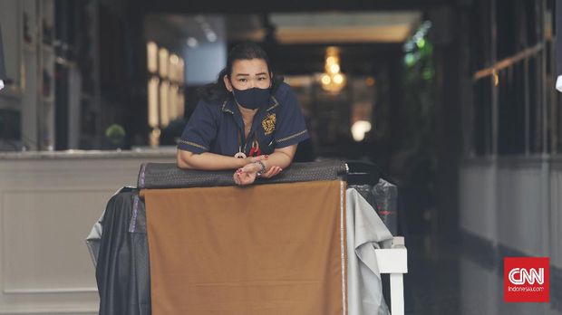Karyawan toko di pertokoan kawasan Pasar Baru, Jakarta, Kamis, 6 Agustus 2020. Beberapa lembaga riset ekonomi nasional memperkirakan Indonesia semakin berpeluang masuk ke jurang resesi atau mengalami pertumbuhan ekonomi negatif dalam dua kuartal berturut-turut. Hal ini tercermin dari realisasi pertumbuhan ekonomi Tanah Air yang terkontraksi 5,32 persen secara tahunan pada kuartal II 2020. CNN Indonesia/Safir Makki