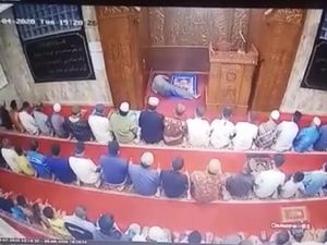 Video: Pingsan Saat Pimpin Salat, Imam Masjid Raya Wafat di RS Video: Pingsan Saat Pimpin Salat, Imam Masjid Raya Wafat di RS
