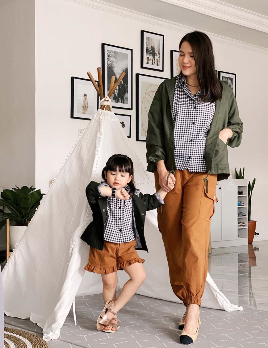 7 Inspirasi Baju Couple Ibu dan Anak Ala Kahiyang Ayu hingga Jedar