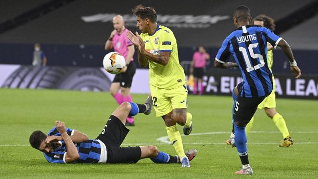 Inter Milan's Roberto Gagliardini tackles Getafe's Damian Suarez, top, during the Europa League round of 16 soccer match between Inter Milan and Getafe at the Veltins-Arena in Gelsenkirchen, Germany, Wednesday, Aug. 5, 2020. (Ina Fassbender, Pool Photo via AP)