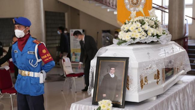 Jenazah Guru Besar Cornelis Lay Disemayamkan di Balairung UGM Jenazah Guru Besar Cornelis Lay Disemayamkan di Balairung UGM