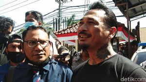 Senyum Jerinx yang Tak Bermasker Saat Akan Diperiksa Polda Bali