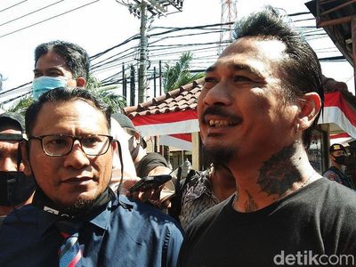 Senyum Jerinx yang Tak Bermasker Saat Akan Diperiksa Polda Bali