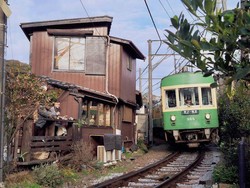 Di Kafe Ini Bisa Makan Enak di Pinggir Rel Kereta