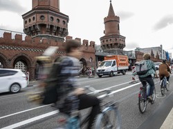 Kasihan Banget, Pesepeda Ini Ditabrak Mobil Tiga Kali dalam Setahun
