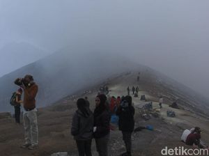 Brrrr... Suhu Kawah Ijen Turun Sampai 6 Derajat!