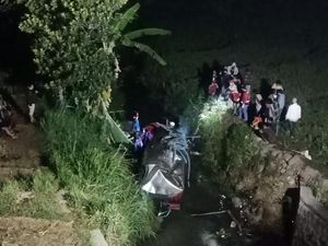 Truk Tangki Muat Air Terjun ke Sungai Magetan Sedalam 10 Meter, Sopir Tewas Truk Tangki Muat Air Terjun ke Sungai Magetan Sedalam 10 Meter, Sopir Tewas