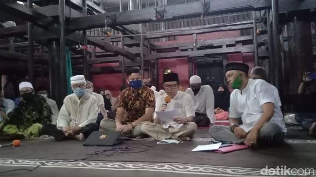 Klan Sultan XI Kukuhkan Diri Sebagai Pjs Keraton Kasepuhan Cirebon Klan Sultan XI Kukuhkan Diri Sebagai Pjs Keraton Kasepuhan Cirebon