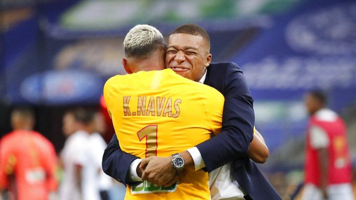 PSGs Kylian Mbappe, right, celebrates with the teams goalkeeper Keylor Navas, after winning the French League Cup soccer final match between Paris Saint Germain and Lyon at Stade de France stadium, in Saint Denis, north of Paris, Friday, July 31, 2020. (AP Photo/Francois Mori)