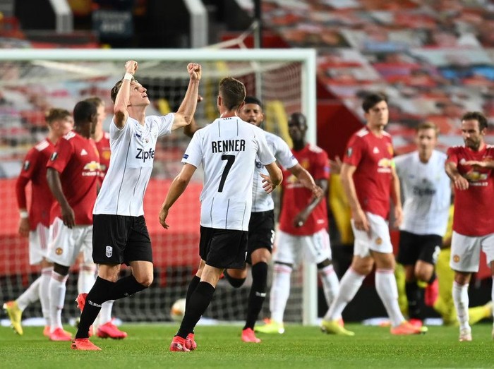 MANCHESTER, ENGLAND - AUGUST 05: Philipp Wiesinger of LASK celebrates after scoring his sides first goal during the UEFA Europa League round of 16 second leg match between Manchester United and LASK at Old Trafford on August 05, 2020 in Manchester, England. (Photo by Michael Regan/Getty Images)