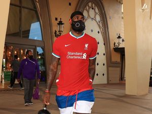 LeBron James Pakai Jersey Baru Liverpool, Keren Enggak?