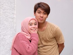 Genggaman Tangan Lesti Kejora untuk Rizky Billar yang Bikin Baper