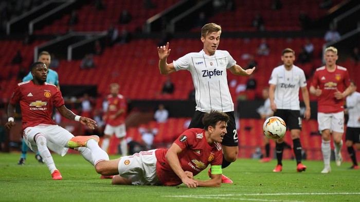 MANCHESTER, ENGLAND - AUGUST 05: Marko Raguz of LASK and Harry Maguire of Manchester United clash during the UEFA Europa League round of 16 second leg match between Manchester United and LASK at Old Trafford on August 05, 2020 in Manchester, England. (Photo by Michael Regan/Getty Images)