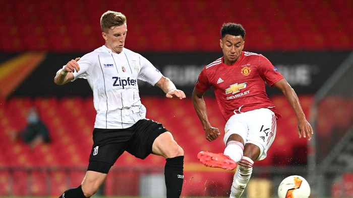 MANCHESTER, ENGLAND - AUGUST 05: Jesse Lingard of Manchester United scores his sides first goal during the UEFA Europa League round of 16 second leg match between Manchester United and LASK at Old Trafford on August 05, 2020 in Manchester, England. (Photo by Michael Regan/Getty Images)