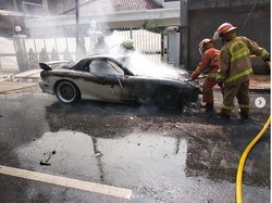 Duh Nyesek, Mazda RX-7 Hangus Terbakar Depan Gereja