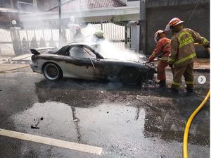 Duh Nyesek, Mazda RX-7 Hangus Terbakar Depan Gereja Duh Nyesek, Mazda RX-7 Hangus Terbakar Depan Gereja