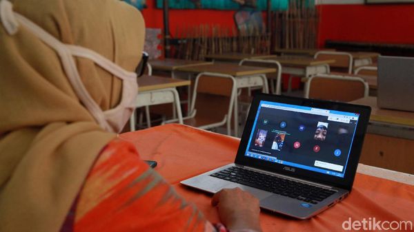 Melihat Proses Mengajar Online di SDN 05 Pagi Joglo Jakarta Barat