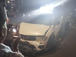 Ringsek, Begini Penampakan Mobil Tabrak Separator di Jaktim