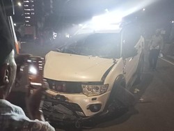 Ringsek, Begini Penampakan Mobil Tabrak Separator di Jaktim