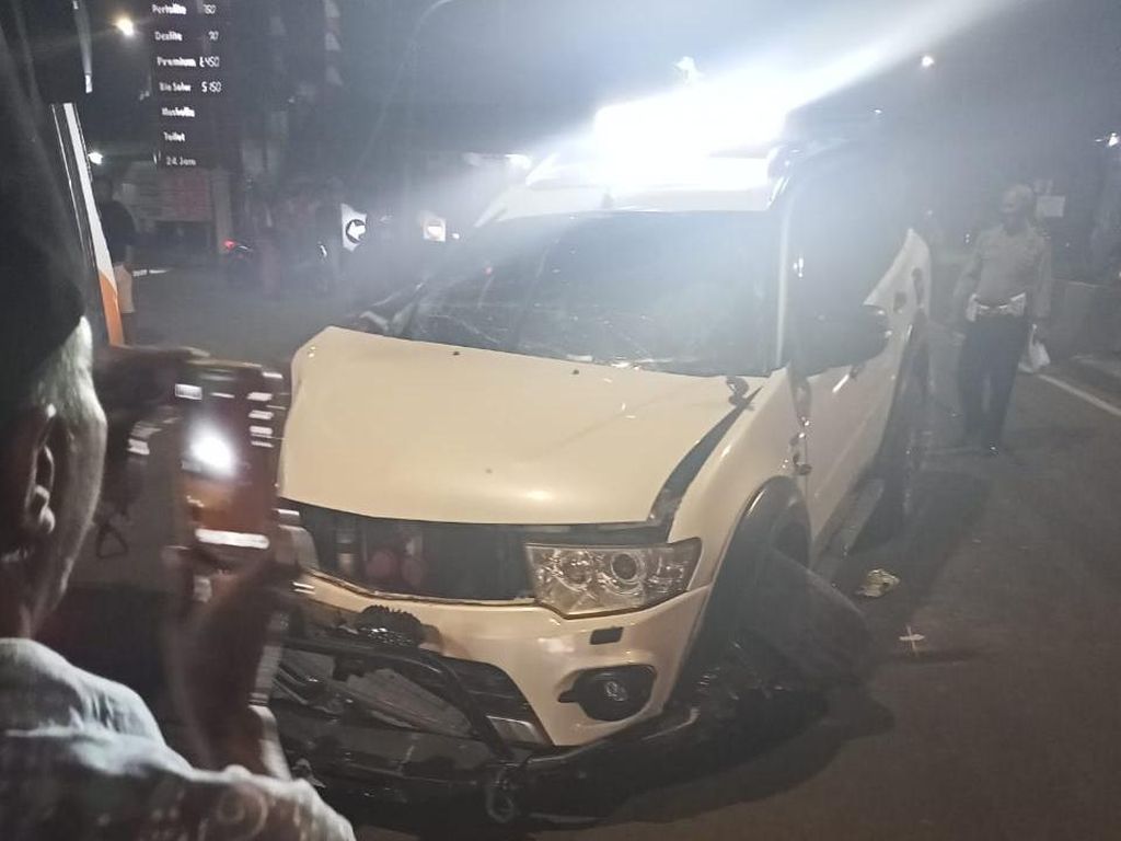 Ringsek, Begini Penampakan Mobil Tabrak Separator di Jaktim Ringsek, Begini Penampakan Mobil Tabrak Separator di Jaktim