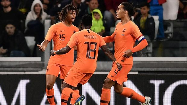 Dutch defender Nathan Ake (L) celebrates after scoring a goal during the international friendly football match between Italy and the Netherlands at the Allianz Stadium in Turin on June 4, 2018. (Photo by MARCO BERTORELLO / AFP)