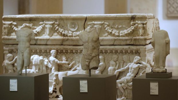 A picture taken on February 2, 2018 shows repatriated marble sculptures dating back to 4th to 6th centuries on display during a ceremony at Beirut National Museum in the Lebanese capital. - The Lebanese Ministry of Culture and the Directorate-General of Anitquities repatriated in December 2017 and January 2018 five marble sculptures lost during the war in 1981. (Photo by JOSEPH EID / AFP)