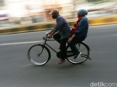 Ojek Sepeda Kota Tua Mencoba Bertahan di Tengah Pandemi