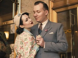 Pasangan Ini Jatuh Cinta karena Sama-sama Suka Bergaya Jadul