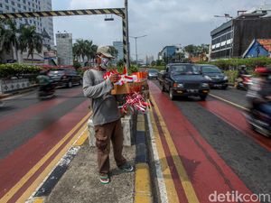 Pedagang Pernak-pernik Kemerdekaan Berburu Rezeki Jelang HUT RI
