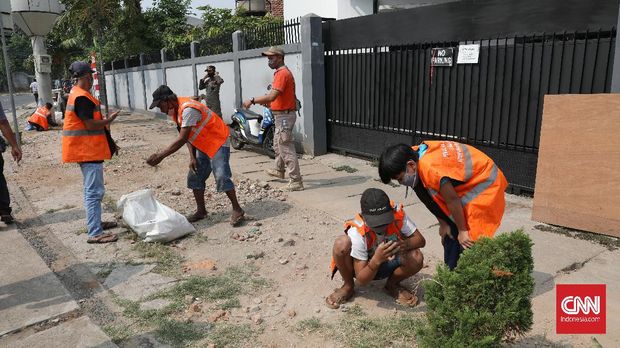 Petugas satpol PP menindak warga yang tidak mengenakan masker di kawasan Cipinang Cempedak, Jakarta, Kamis, 6 Agustus 2020. DKI Jakarta  memberikan sanksi bagi warganya yang tak kenakan masker di ruang publik selama masa transisi PSBB. Adapun sanksi yang diberikan yaitu penindakan kerja sosial dan denda sebesar Rp 250.000 sesuai aturan Pergub Nomor 60 Tahun 2020. CNN Indonesia/Safir Makki