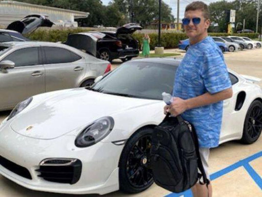 Waduh, Pria Ini Beli Porsche dan Jam Rolex Pakai Cek Palsu