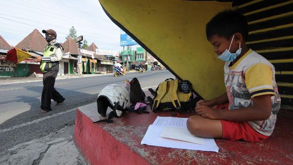 Pengatur Jalan di Boyolali Kerja Sambil Bimbing Anak Belajar Online