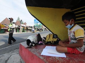 Pengatur Jalan di Boyolali Kerja Sambil Bimbing Anak Belajar Online