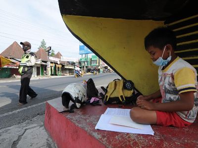 Pengatur Jalan di Boyolali Kerja Sambil Bimbing Anak Belajar Online