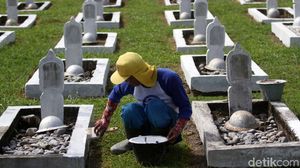 Momen Perawatan Makam Pahlawan Jelang HUT RI